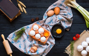 Koyu ahşap arka plan, metin için boş alan üzerinde tavuk yumurta.