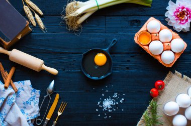 Koyu ahşap arka plan, metin için boş alan üzerinde tavuk yumurta.