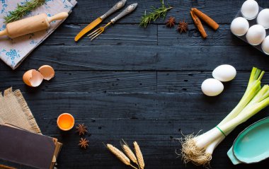 Koyu ahşap arka plan, metin için boş alan üzerinde tavuk yumurta.