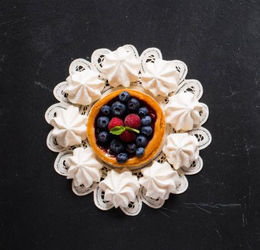 Tatlı beyaz beze siyah ahşap zemin, ücretsiz uzay fo