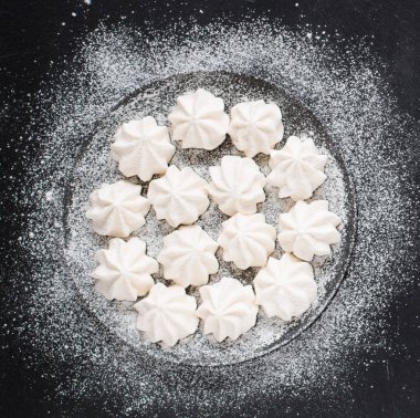 Tatlı beyaz beze siyah ahşap zemin, ücretsiz uzay fo