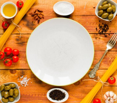 Domates sosu ve ahşap backg diğer bileşenleri ile makarna