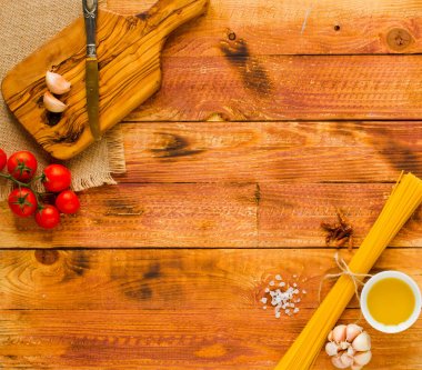 Domates sosu ve ahşap backg diğer bileşenleri ile makarna