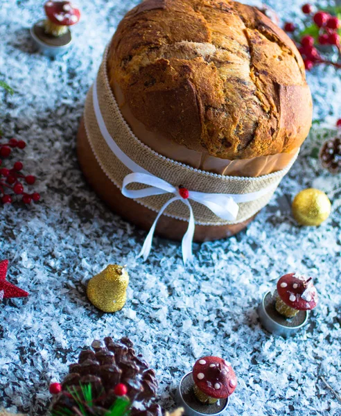 Italiaanse chocolade panettone kerst cake met bauble decoratio — Stockfoto