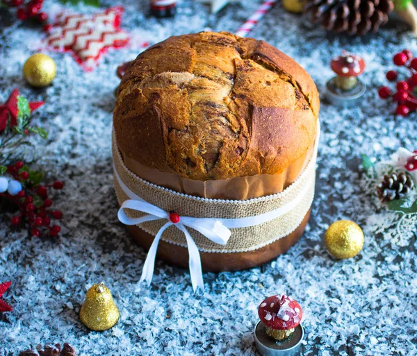 Italiaanse chocolade panettone kerst cake met bauble decoratio — Stockfoto