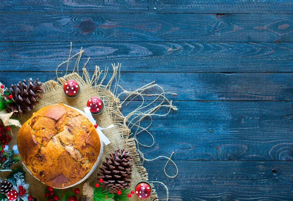 Італійський Панеттоне шоколад Різдвяний пиріг з дрібничка прикрасою ігри, і — стокове фото