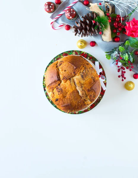 Italienischer Schokolade-Panettone-Weihnachtskuchen mit Christbaumkugel — Stockfoto