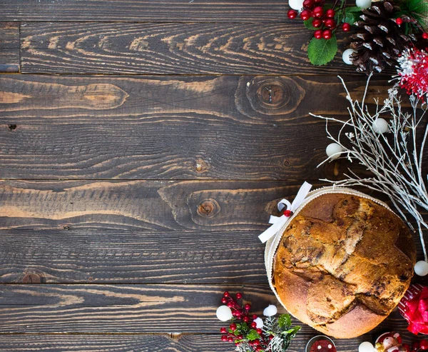 Włoski czekolada panettone placek z cacko dziecięce — Zdjęcie stockowe