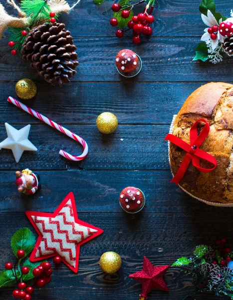 Італійський Панеттоне шоколад Різдвяний пиріг з дрібничка прикрасою ігри, і — стокове фото