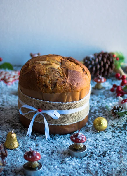 Italiaanse chocolade panettone kerst cake met bauble decoratio — Stockfoto