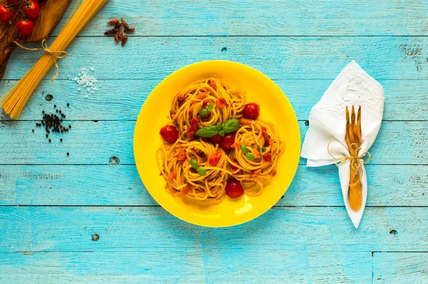 Pasta con salsa de tomates y otros componentes en una w azul claro —  Fotos de Stock