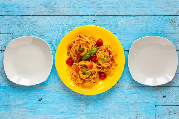 Pasta con salsa de tomates y otros componentes en una w azul claro —  Fotos de Stock