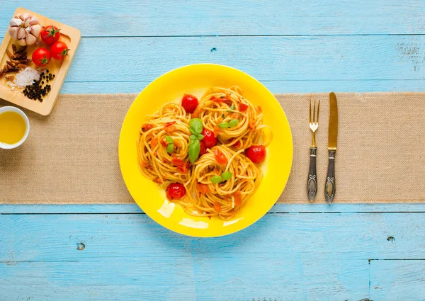 Nudeln mit Tomatensauce und anderen Komponenten auf einem hellblauen — Stockfoto