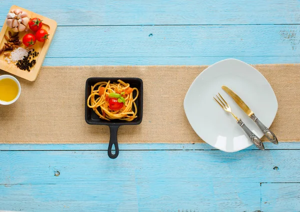 Pasta con salsa de tomates y otros componentes en una w azul claro —  Fotos de Stock