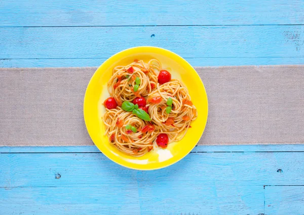 Nudeln mit Tomatensauce und anderen Komponenten auf einem hellblauen — Stockfoto