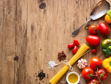 Ahşap masa İtalyan makarna ingradients lik tam Üstten Görünüm