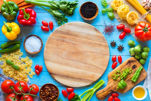 Vista superior de una mesa de madera llena de ingradientes de pasta italiana como — Foto de Stock