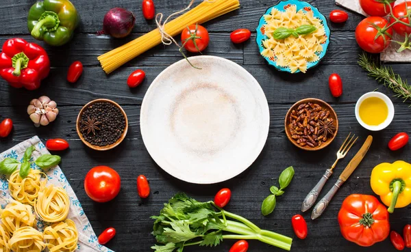 Vista superior de una mesa de madera llena de ingradientes de pasta italiana como — Foto de Stock