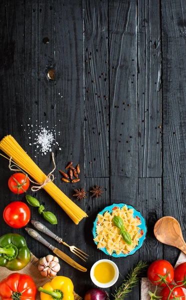 Vista dall'alto di un tavolo in legno pieno di pasta italiana — Foto Stock