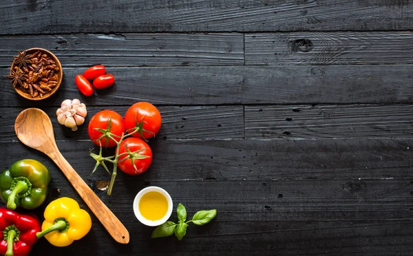 Vue du dessus d'une table en bois pleine de pâtes italiennes ingradients lik — Photo