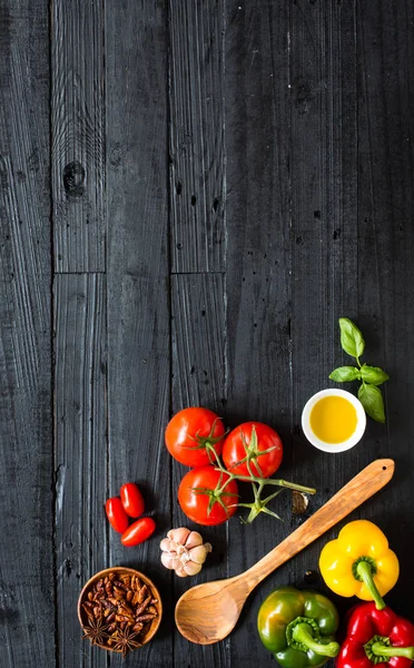 Vista superior de una mesa de madera llena de ingradientes de pasta italiana como — Foto de Stock