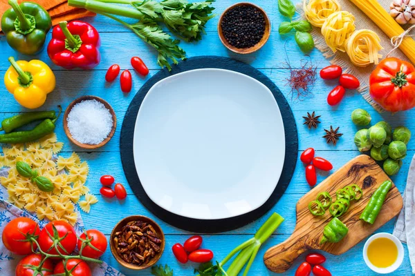 Vista superior de una mesa de madera llena de ingradientes de pasta italiana como — Foto de Stock