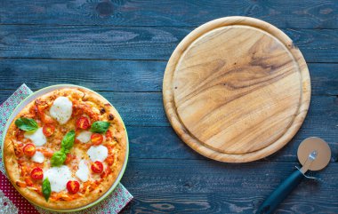 İtalyan klasik pizza margherita ahşap bir masa üzerinde Üstten Görünüm