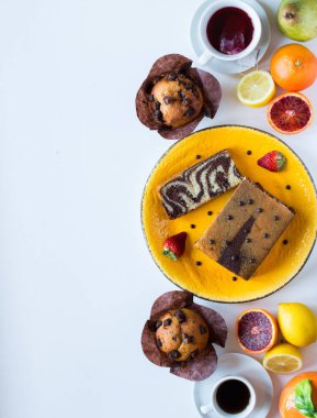 Kahve ve çay farklı hamur işleri ve meyve ile Kahvaltı