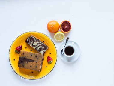 Kahve ve çay farklı hamur işleri ve meyve ile Kahvaltı