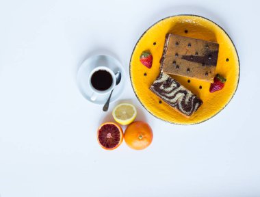 Kahve ve çay farklı hamur işleri ve meyve ile Kahvaltı