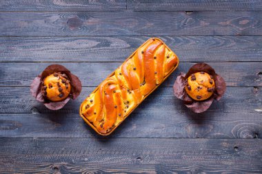 Farklı hamur işleri ve meyve üzerinde bir ahşap Kahvaltı