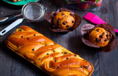 Farklı hamur işleri ve meyve üzerinde bir ahşap Kahvaltı