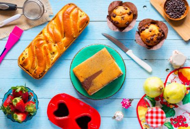 Farklı hamur işleri ve meyve üzerinde bir ahşap Kahvaltı