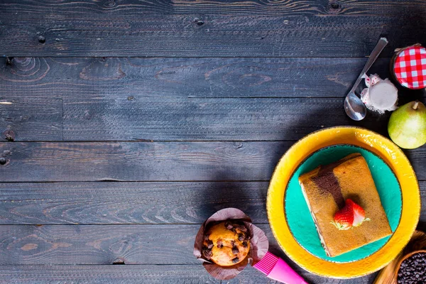 Πρωινό με διάφορα γλυκά και τα φρούτα σε ένα ξύλινο — Φωτογραφία Αρχείου