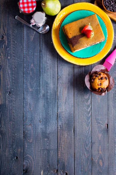 Πρωινό με διάφορα γλυκά και τα φρούτα σε ένα ξύλινο — Φωτογραφία Αρχείου