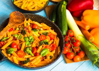 İtalyan penne makarna salça ve vegeta farklı türü