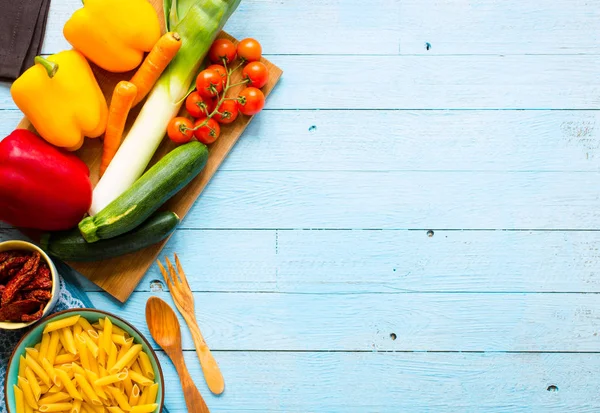 Pasta penne italiana en salsa de tomate y diferentes tipos de vegeta — Foto de Stock