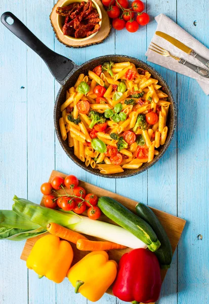 Итальянская макароны в томатном соусе и различных вегетарианских Стоковая Картинка