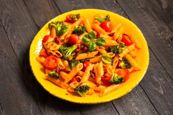 Итальянская макароны в томатном соусе и различных вегетарианских Лицензионные Стоковые Фото