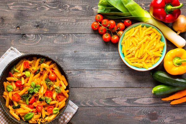 Pasta penne italiana en salsa de tomate y diferentes tipos de vegeta —  Fotos de Stock