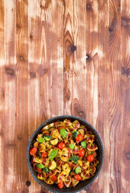 İtalyan makarna farfalle domates sosu ve sebze çeşitli türü