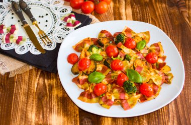 İtalyan makarna farfalle domates sosu ve sebze çeşitli türü