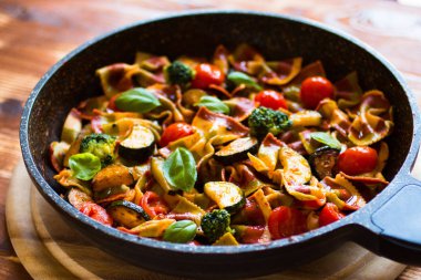 İtalyan makarna farfalle domates sosu ve sebze çeşitli türü