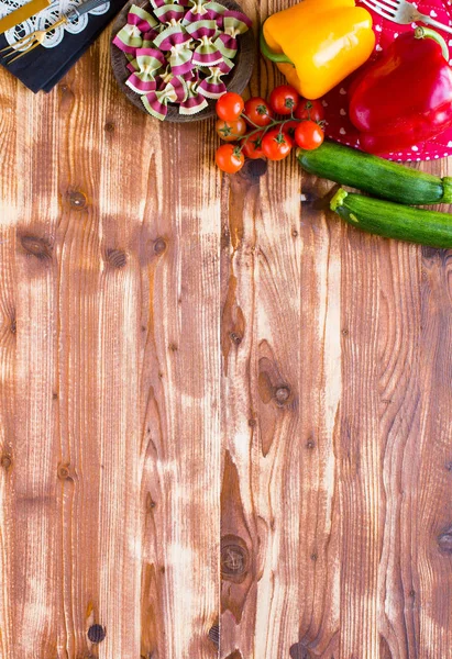 Pasta farfalle in salsa di pomodoro e vari tipi di verdure — Foto Stock