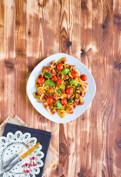Pasta farfalle in salsa di pomodoro e vari tipi di verdure — Foto Stock