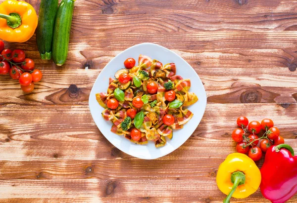 Итальянская макароны фарфалле в томатном соусе и различных видов овощей Лицензионные Стоковые Фото