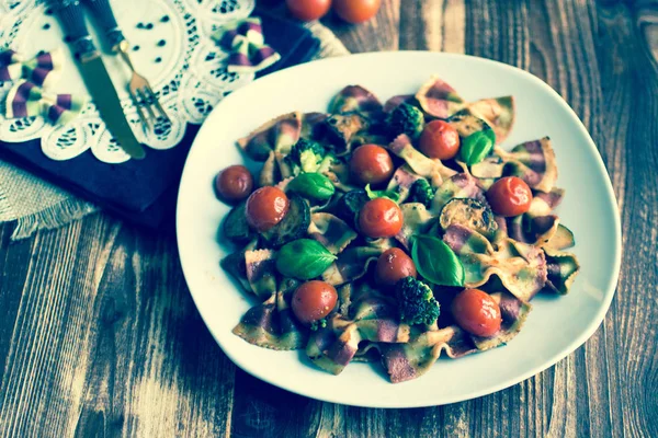 Итальянская макароны фарфалле в томатном соусе и различных видов овощей Стоковое Фото