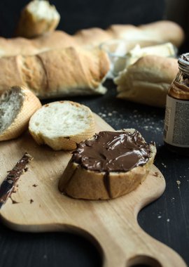 Çikolata ile taze ekmek
