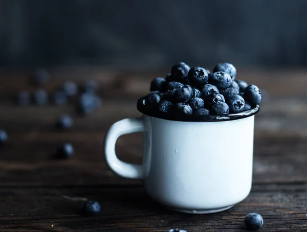 Arándanos rústicos en un vaso —  Fotos de Stock