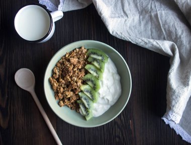 Granola meyve ve çilek ile